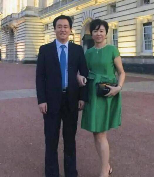 ;演员们完全是基建英雄的样子了，他们灰头土脸但也闪闪发光，《峰爆》中的每一个人都值得称赞！除了主角的完美演绎，黄金配角的表演也为影片增加了丰富的看点
